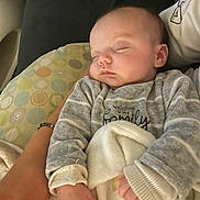 Améliane participe au concours pour gagner de l'argent avec cette photo : baby, sleeping, blanket, pillow, hand, clothing, infant, person, face, cozy, rest, peaceful, cute, soft, striped, newborn, cushion, indoor, nap, family