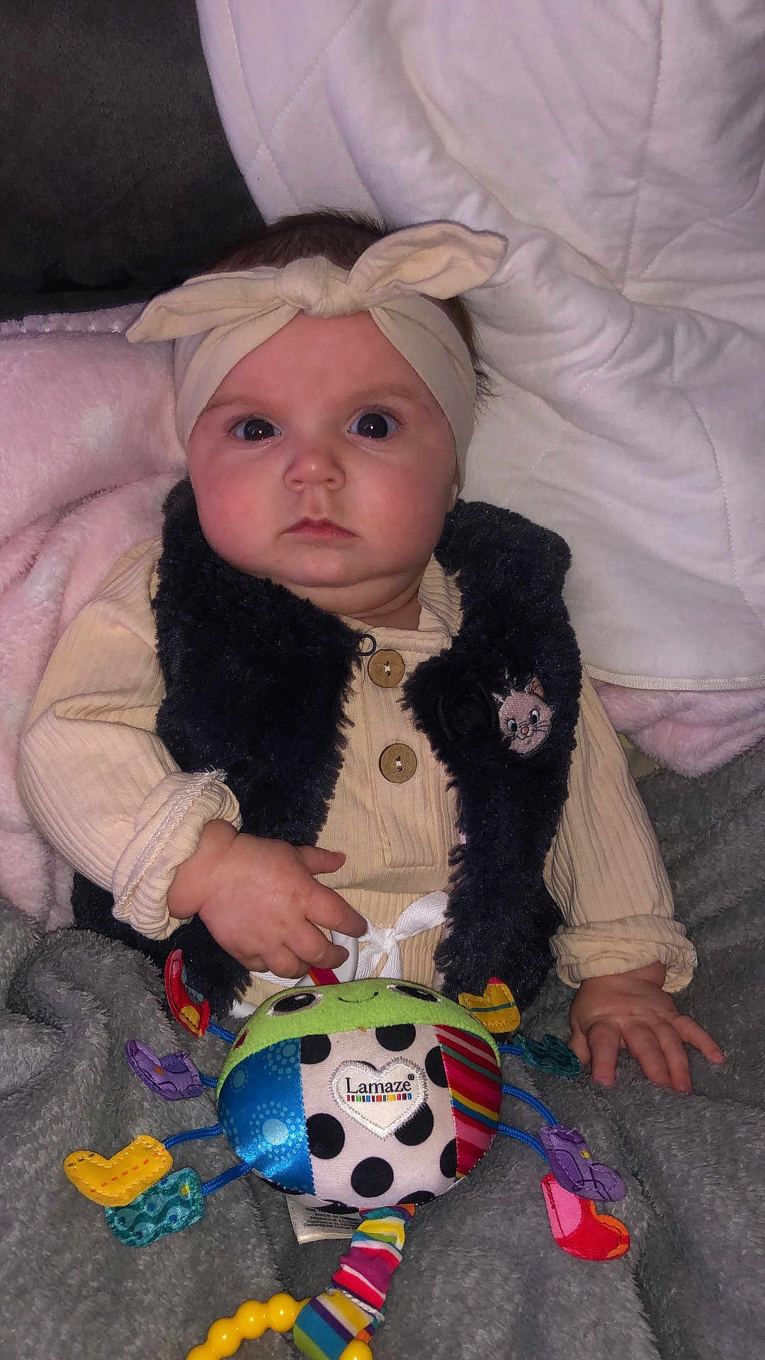 Améliane participe au concours pour gagner de l'argent avec cette photo : baby, infant, headband, vest, toy, lamaze, blanket, soft_toy, colorful, child, cute, clothing, hand, face, eyes, indoor, portrait, sitting, plush, expression