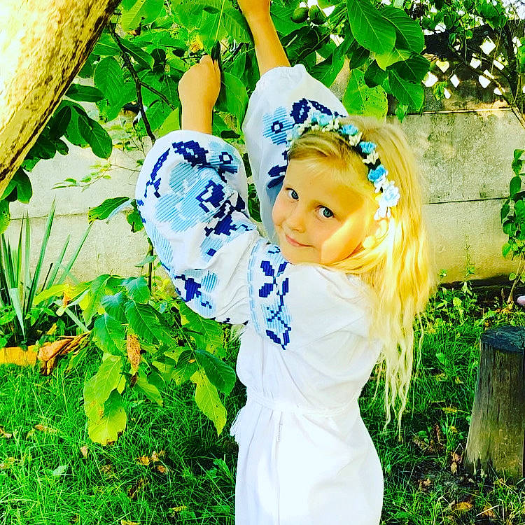 Stefani participe au concours pour gagner de l'argent avec cette photo : botany, child, electric_blue, flash_photography, flowering_plant, fun, gesture, grass, happy, headpiece, joy, leaf, people_in_nature, person, plant, smile, spring, summer, sunlight, toddler