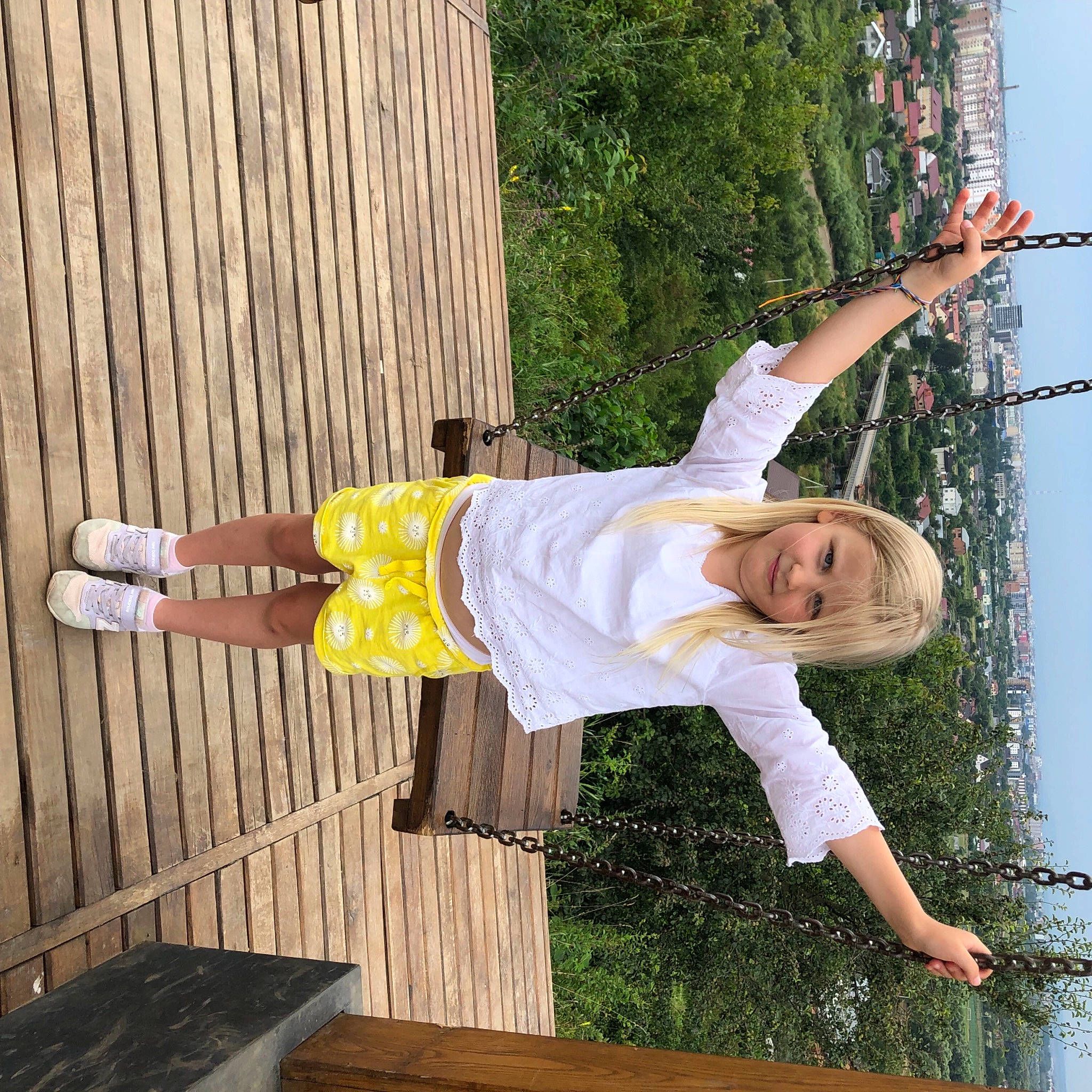 Stefani a rejoint le concours — aidez-le/la à gagner de superbes lots ! arm, baby_toddler_clothing, child, fun, happy, joy, leisure, people_in_nature, person, plant, sky, smile, street_fashion, t_shirt, thigh, toddler, tree, wood