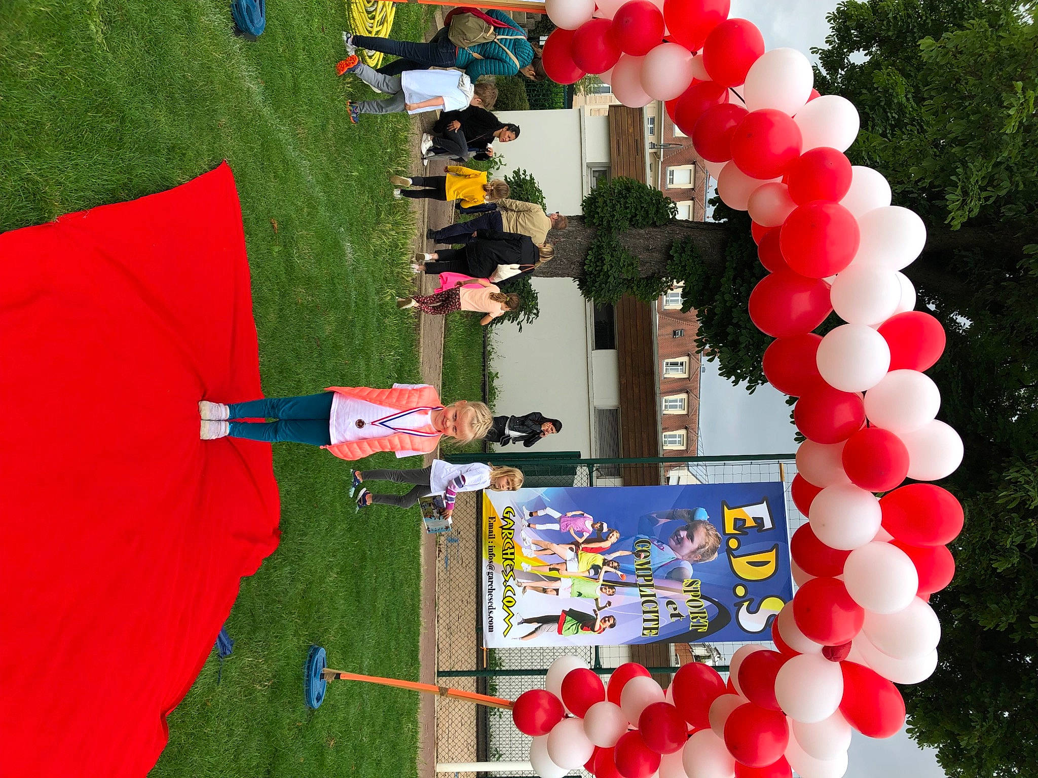 Stefani a rejoint le concours — aidez-le/la à gagner de superbes lots ! arch, architecture, balloon, decoration, event, fun, joy, leisure, line, magenta, party_supply, person, plant, pole, recreation, red, t_shirt, toy, urban_design, world