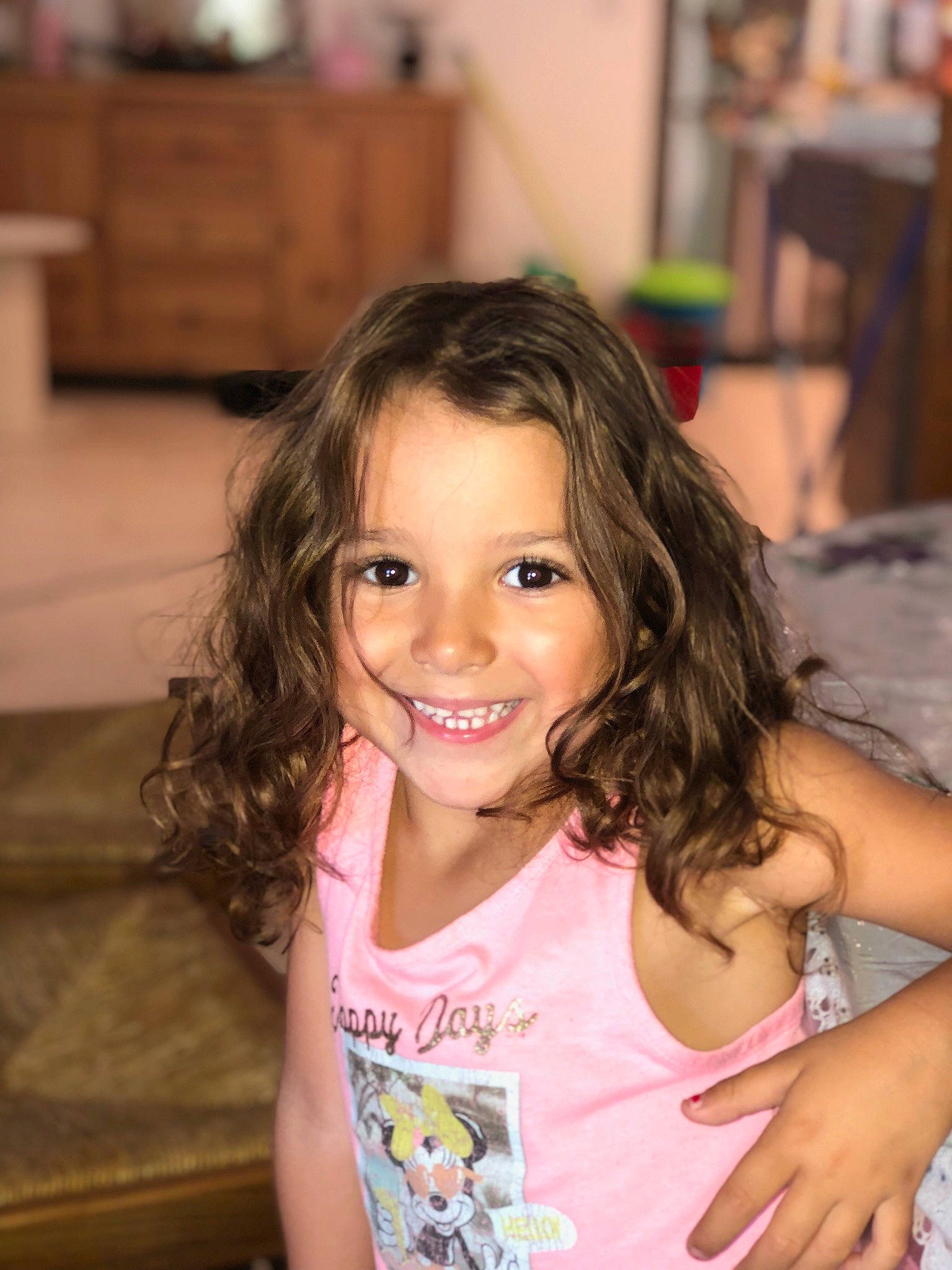 Chiara participe au concours pour gagner de l'argent avec cette photo : beauty, brown_hair, child, child_model, hair, joy, long_hair, person, smile