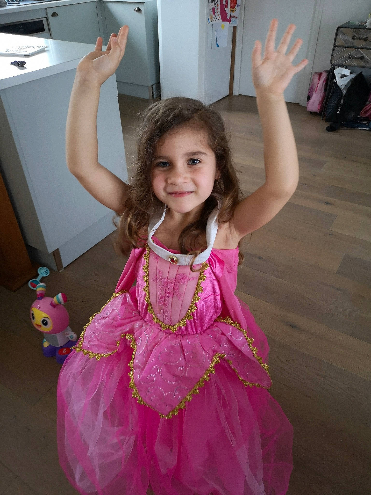 Youna a rejoint le concours — aidez-le/la à gagner de superbes lots ! baby_toddler_clothing, child, dance, event, facial_expression, floor, flooring, fun, gesture, happy, joint, joy, magenta, person, pink, purple, shoulder, smile, standing, textile