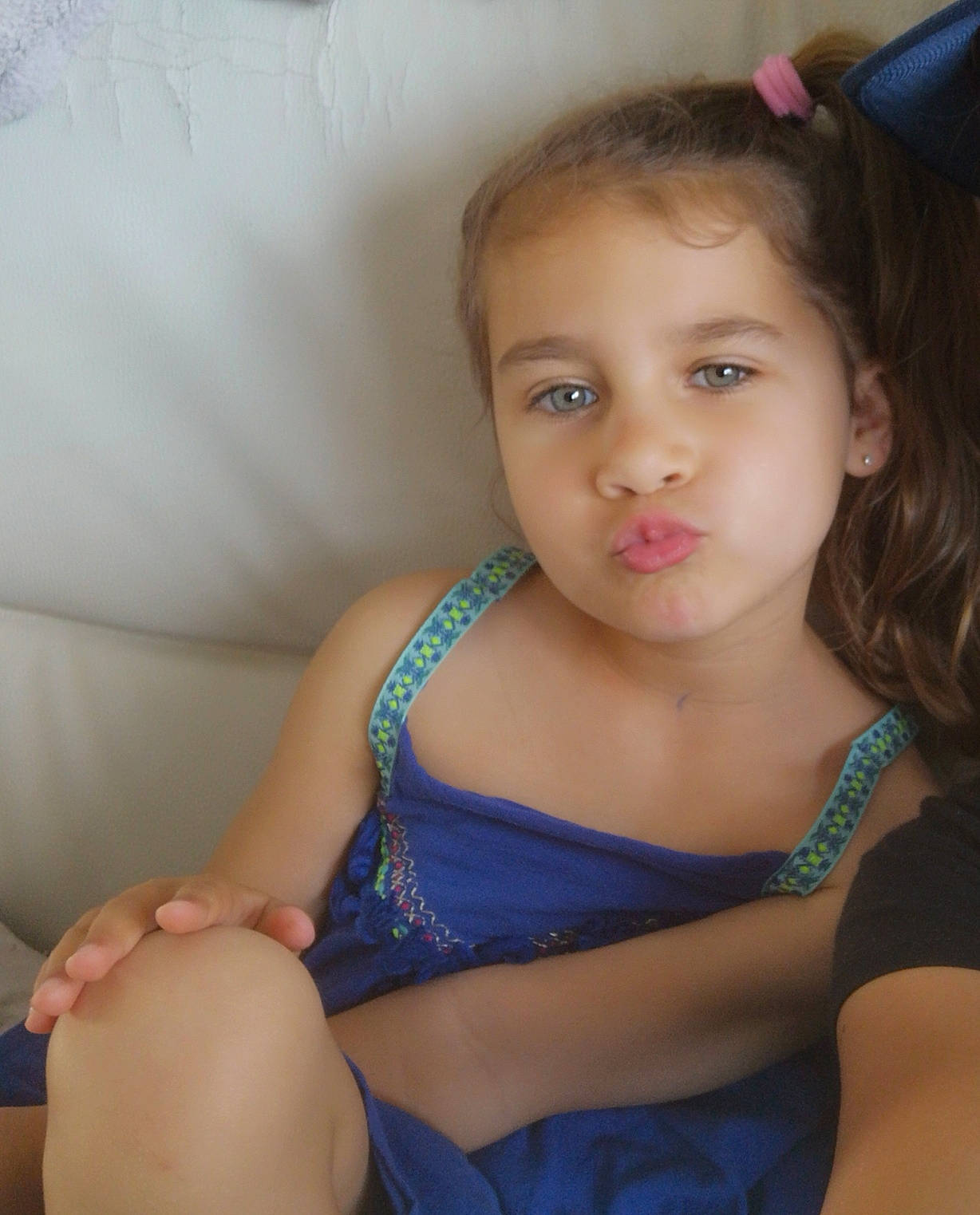 Youna a rejoint le concours — aidez-le/la à gagner de superbes lots ! black_hair, cheek, chest, chin, comfort, eyebrow, eyelash, finger, flash_photography, happy, iris, joint, leg, lip, mouth, neck, organ, person, shoulder, skin