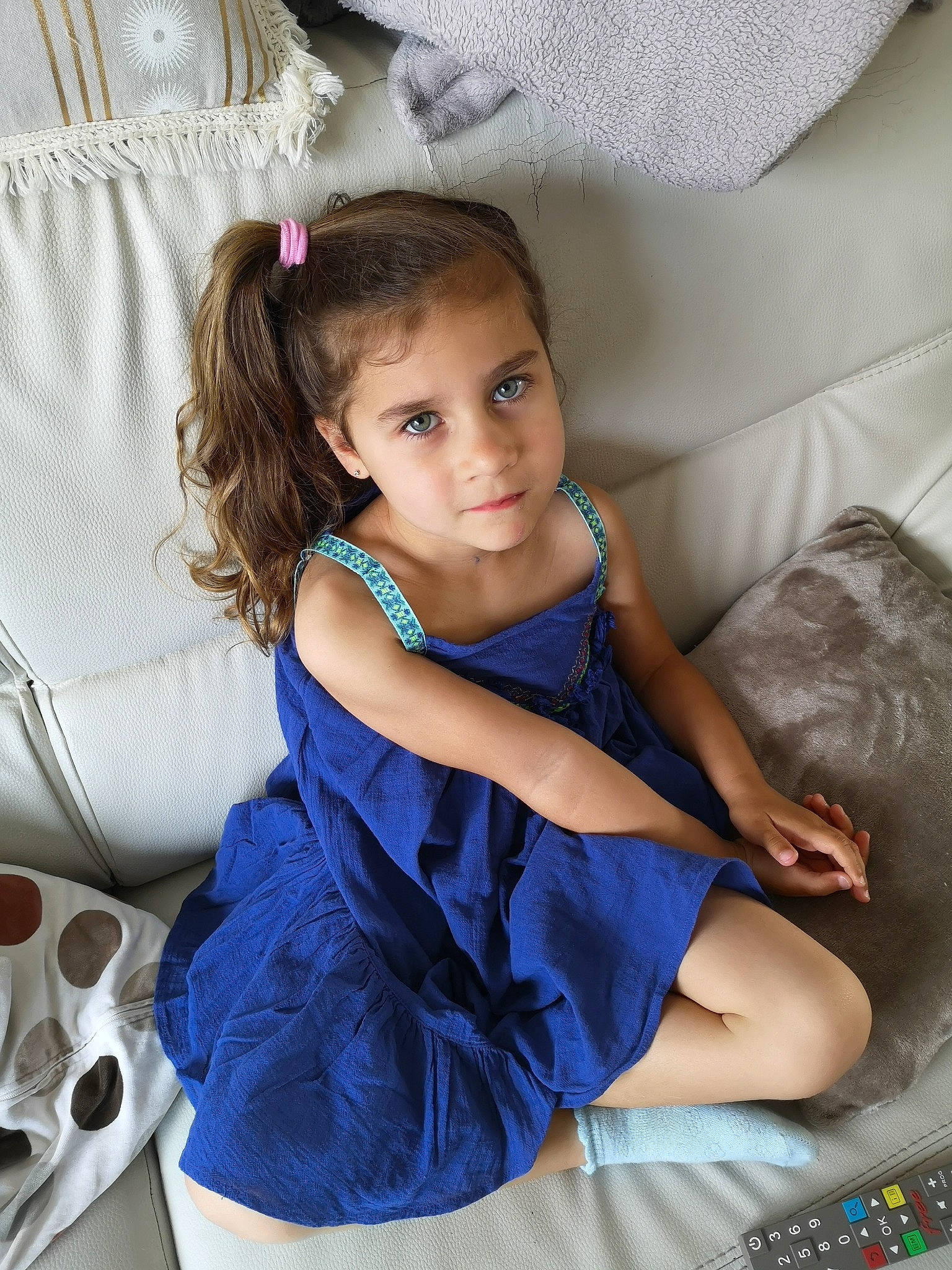 Youna a rejoint le concours — aidez-le/la à gagner de superbes lots ! azure, baby_toddler_clothing, child, comfort, couch, dress, electric_blue, fashion, fashion_design, flash_photography, hairstyle, happy, human_leg, person, pink, purple, sitting, skin, textile, thigh