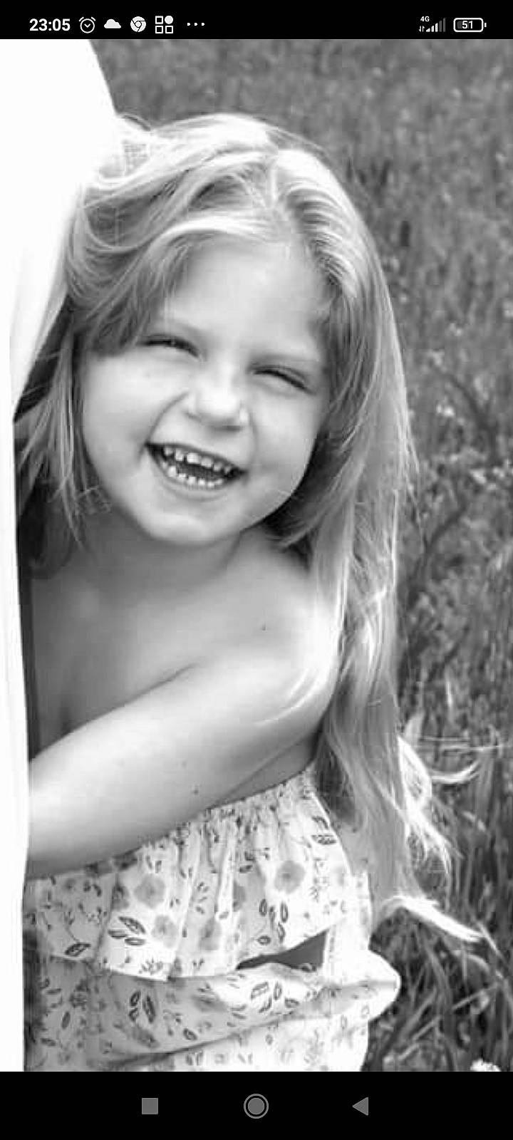 Giulia participe au concours pour gagner de l'argent avec cette photo : black_and_white, eye, eyelash, face, facial_expression, flash_photography, grass, hair, hairstyle, happy, head, iris, joy, lip, organ, people_in_nature, person, photograph, skin, smile