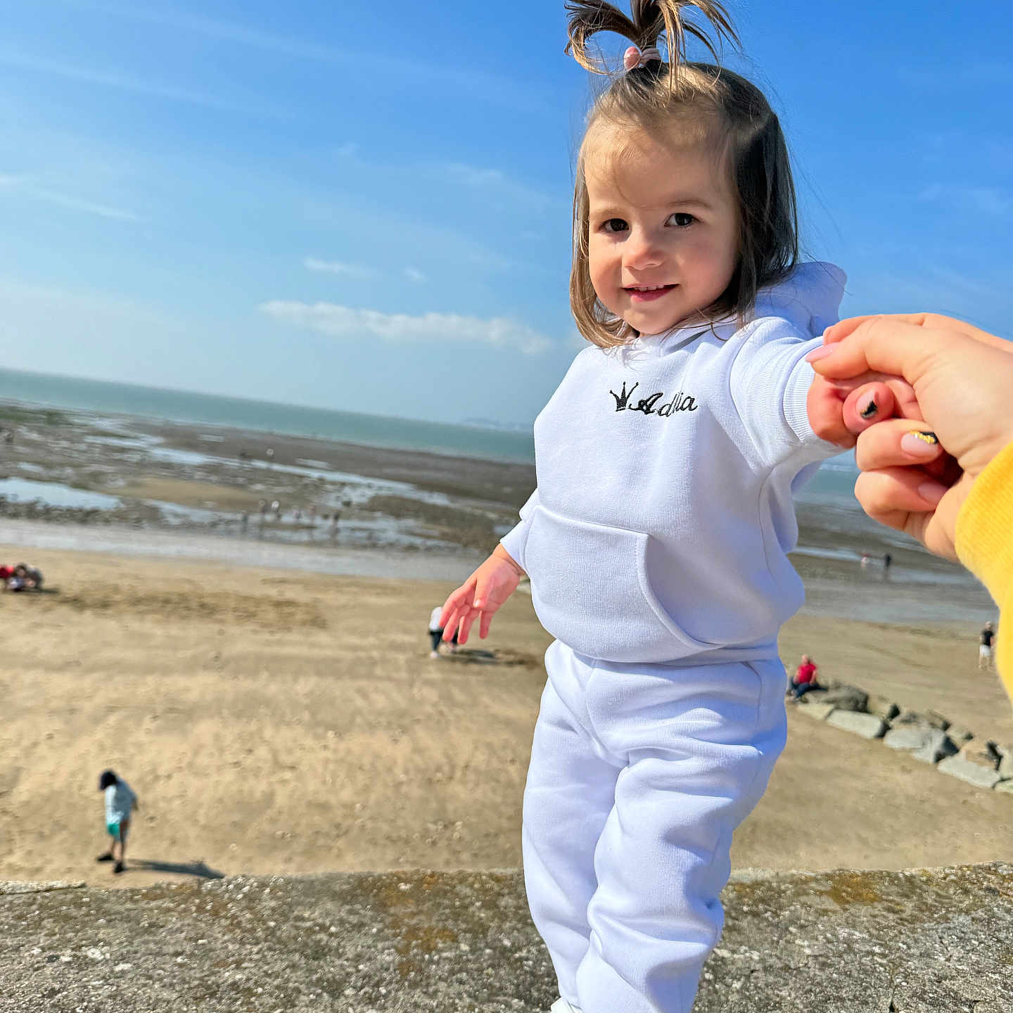 Adélia a rejoint le concours — aidez-le/la à gagner de superbes lots ! beach, bodypart, child, clothing, coast, face, female, finger, girl, hand, head, nature, outdoors, pants, person, photography, portrait, sea, shoreline, water