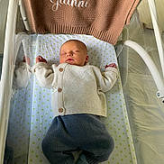 Gianni a rejoint le concours — aidez-le/la à gagner de superbes lots ! baby, newborn, sleeping, crib, blanket, knitted, clothing, socks, reflection, bed, infant, peaceful, indoor, soft_lighting, cute, child, portrait, baby_clothes, resting, toddler