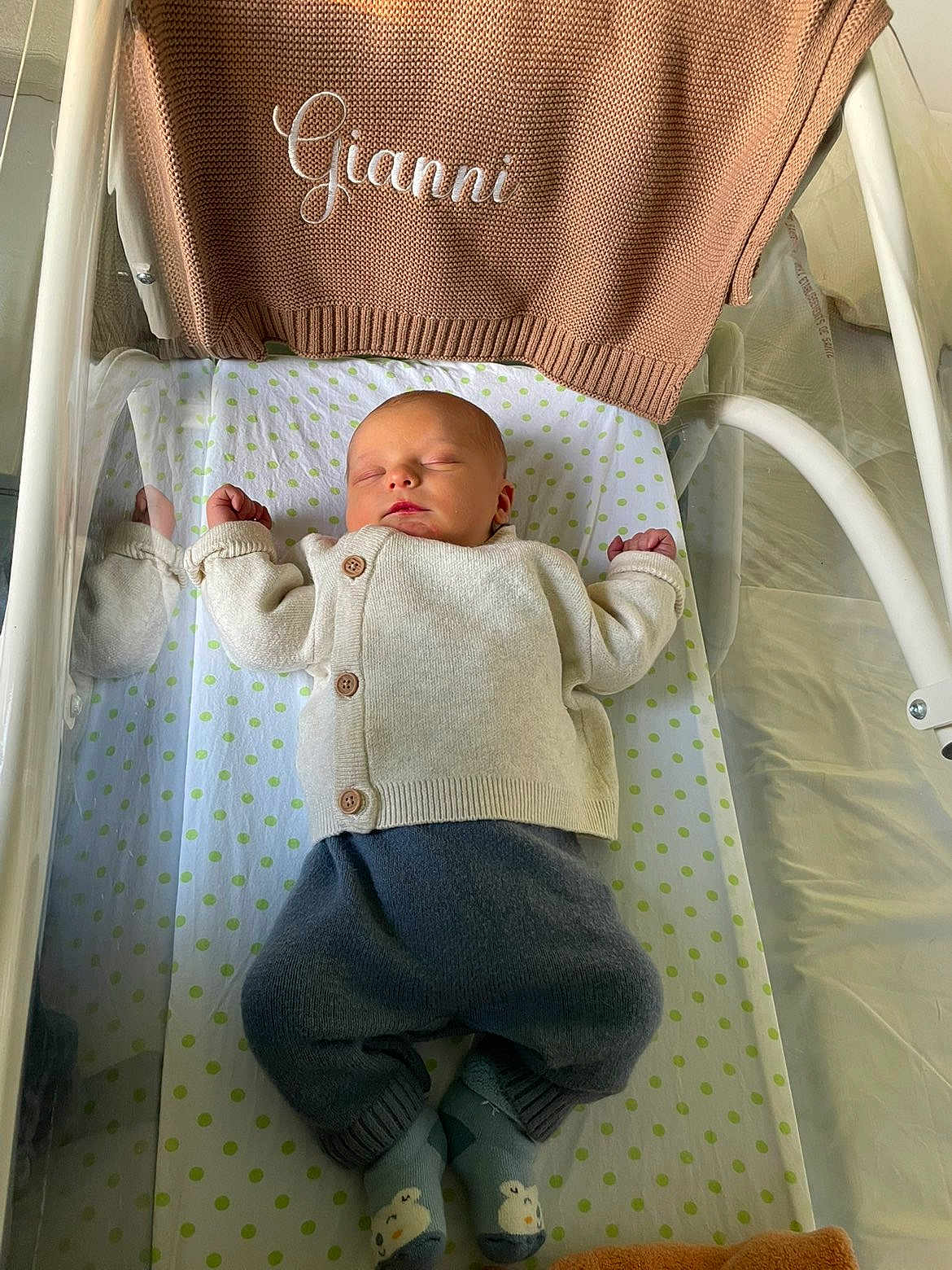 Gianni a rejoint le concours — aidez-le/la à gagner de superbes lots ! baby, newborn, sleeping, crib, blanket, knitted, clothing, socks, reflection, bed, infant, peaceful, indoor, soft_lighting, cute, child, portrait, baby_clothes, resting, toddler
