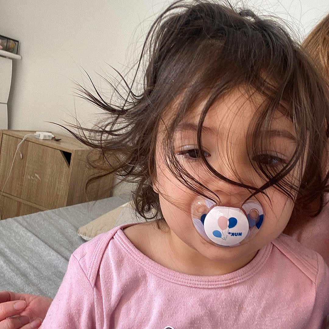 Jannette participe au concours pour gagner de l'argent avec cette photo : bed, bedroom, bodypart, child, clothing, couch, cushion, face, female, finger, furniture, girl, hand, head, homedecor, indoors, person, photography, portrait, t_shirt