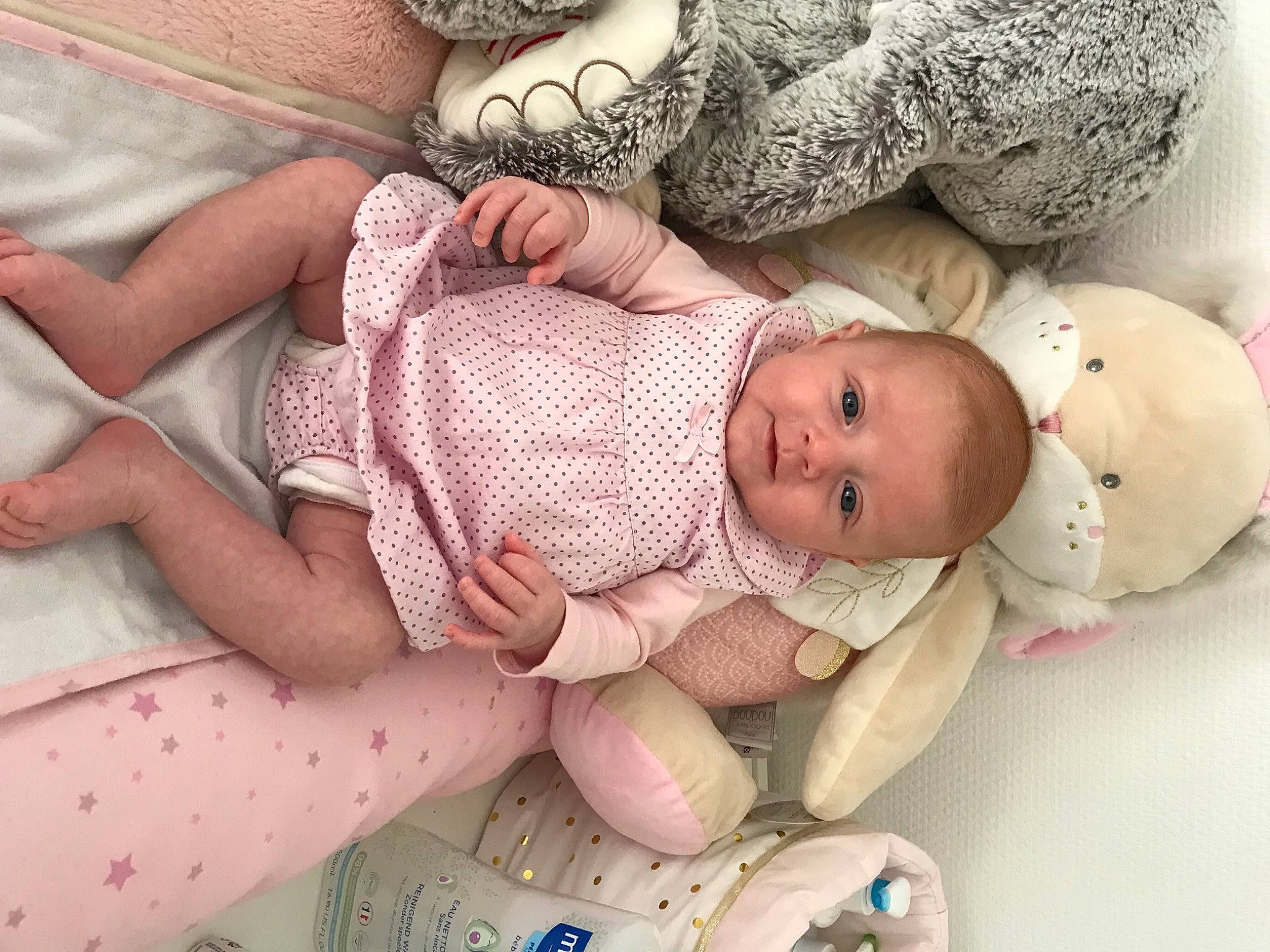 Maïssan a rejoint le concours — aidez-le/la à gagner de superbes lots ! abdomen, baby, baby_products, baby_toddler_clothing, cheek, child, comfort, eye, face, facial_expression, finger, hand, human_body, linens, pattern, person, pink, product, skin, textile