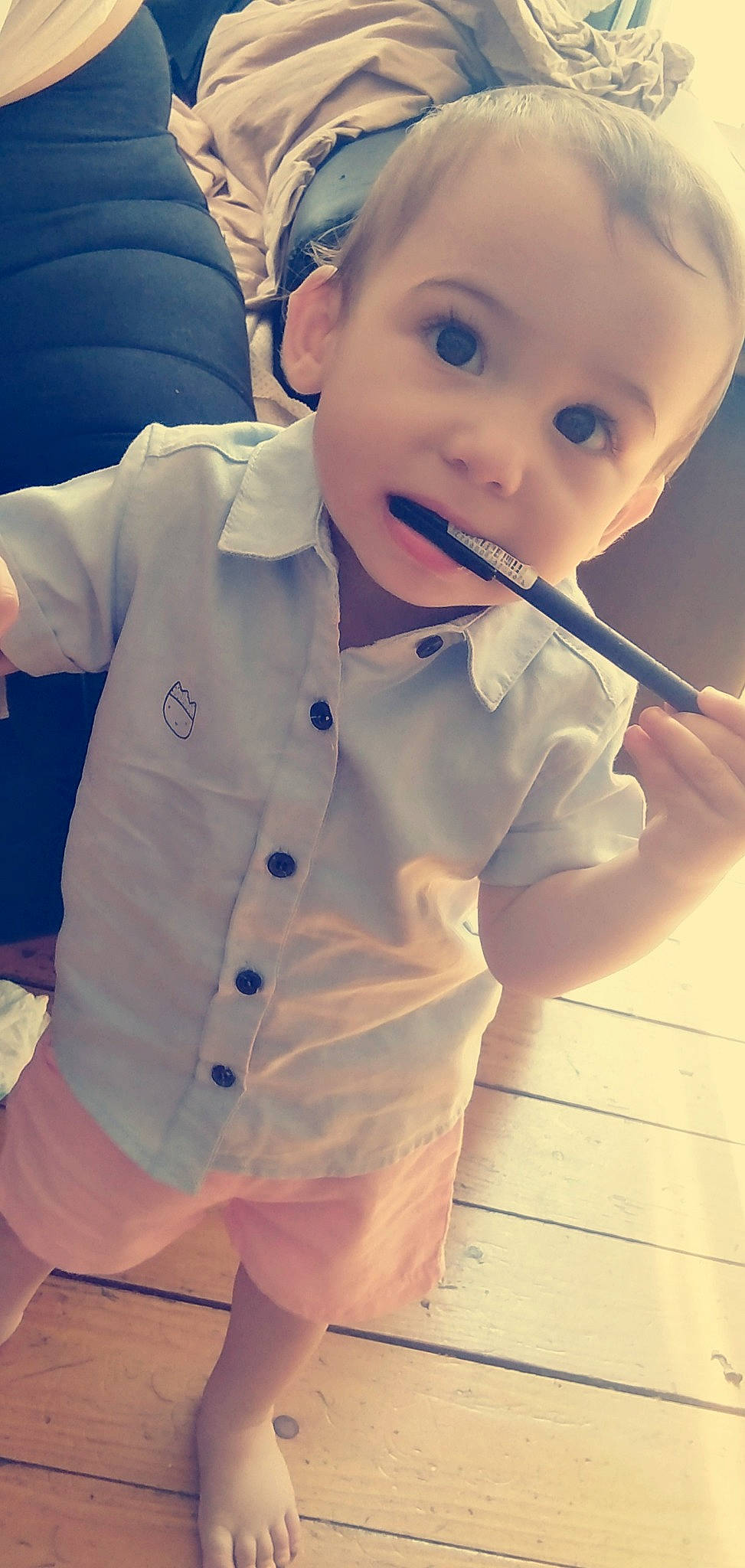 Ayas participe au concours pour gagner de l'argent avec cette photo : cheek, dress_shirt, eyelash, face, facial_expression, hair, hairstyle, hand, happy, head, lip, mouth, neck, nose, person, photograph, skin, sleeve, smile, standing