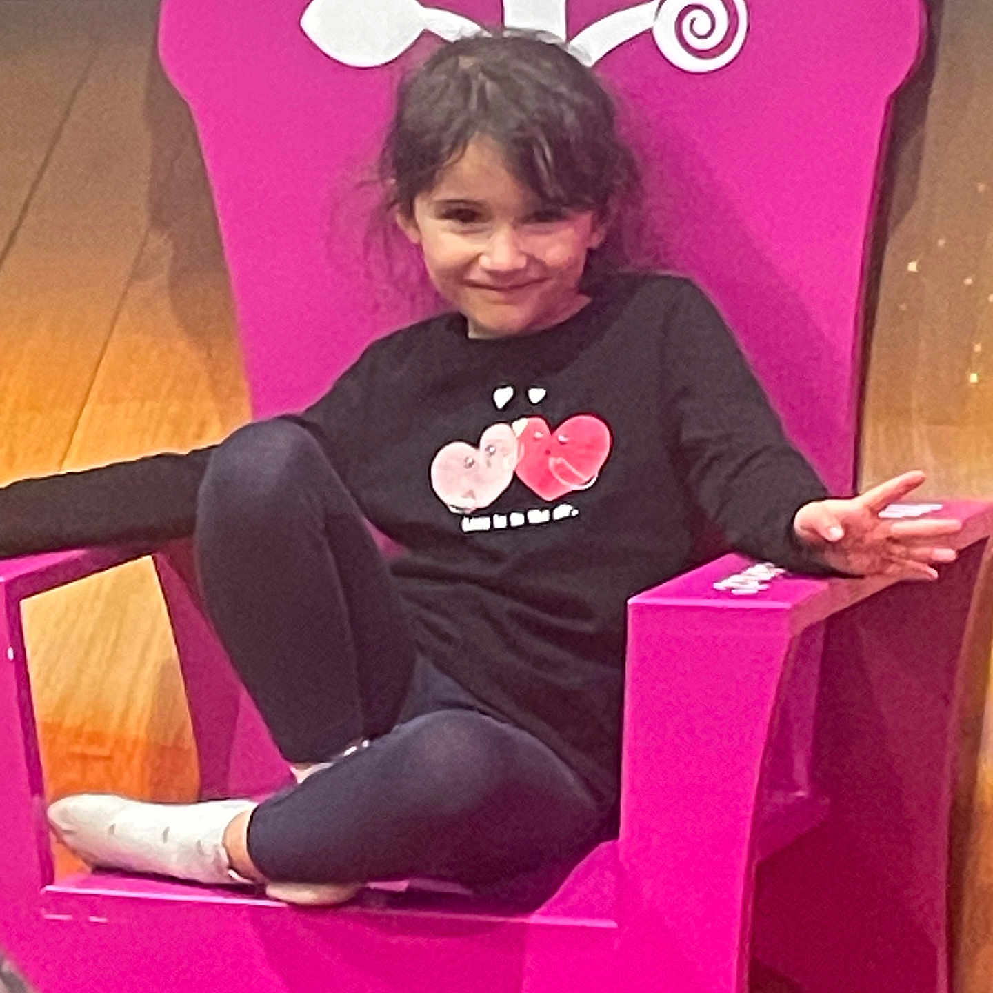 Maëlys a rejoint le concours — aidez-le/la à gagner de superbes lots ! armchair, chair, child, clothing, face, female, furniture, girl, head, hosiery, indoors, interiordesign, pants, person, photography, portrait, purple, sitting, sock, t_shirt