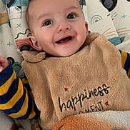 Enzo a rejoint le concours — aidez-le/la à gagner de superbes lots ! baby, smile, bib, blanket, crib, child, happy, face, clothing, indoors, person, infant, cute, head, comfort, pattern, toy, furniture, warm, sleeping_area