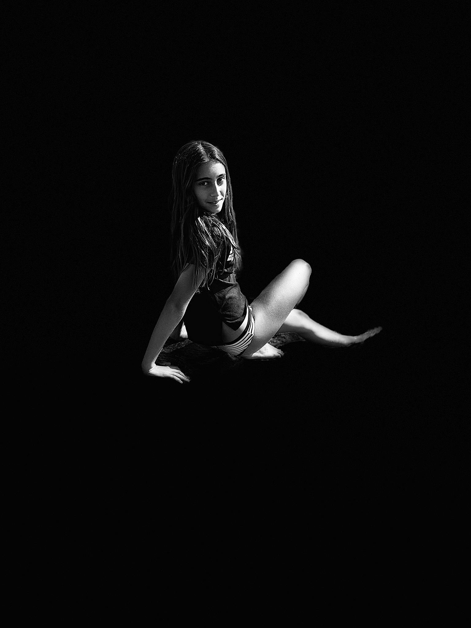 Eva participe au concours pour gagner de l'argent avec cette photo : art_model, backlighting, darkness, elbow, entertainment, event, flash_photography, fun, gesture, human_leg, joy, monochrome, monochrome_photography, performing_arts, person, photo_shoot, portrait_photography, public_event, room, shadow