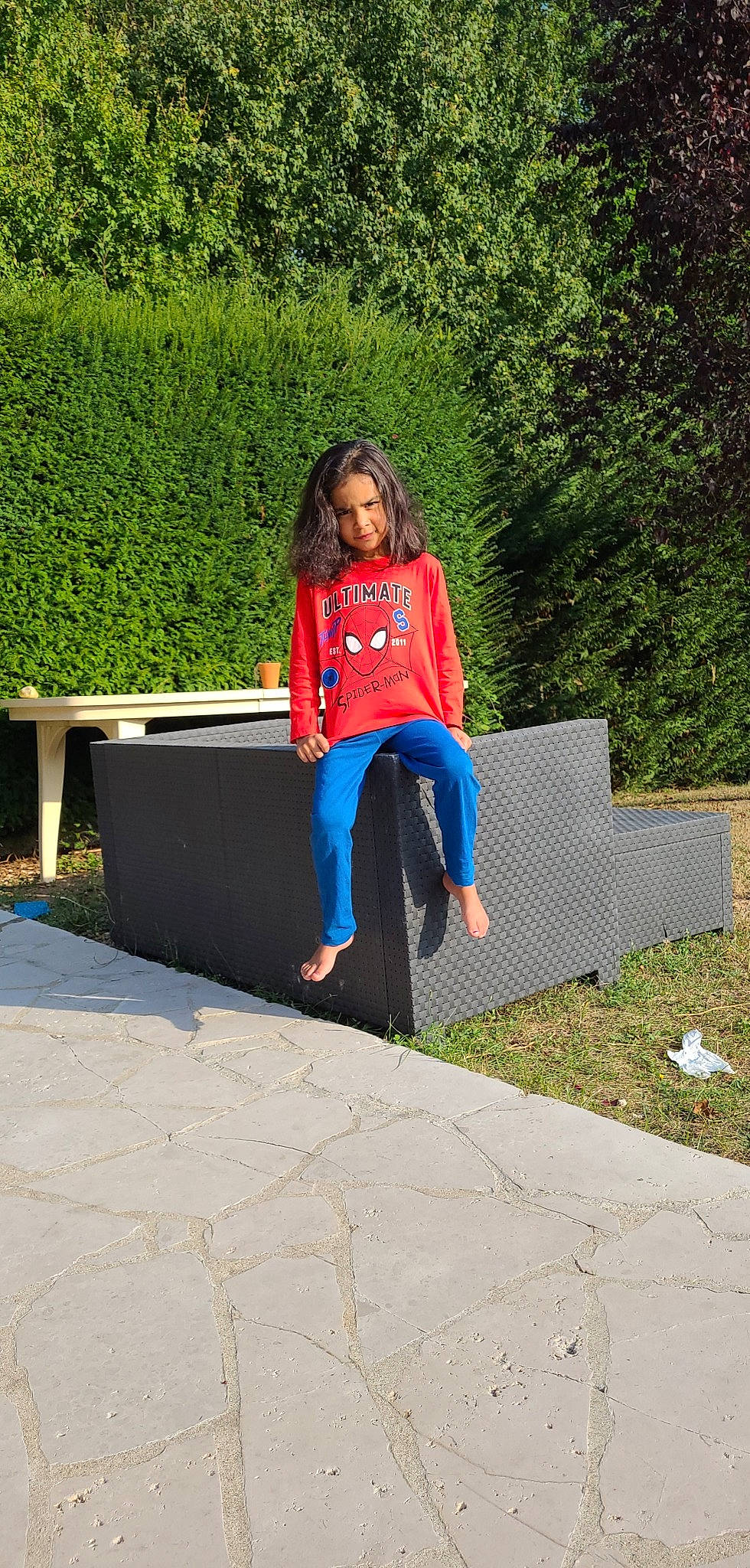 Emma Et Julia a rejoint le concours — aidez-le/la à gagner de superbes lots ! denim, electric_blue, fun, grass, green, human_leg, knee, leisure, magenta, person, plant, recreation, shrub, sitting, sleeve, sportswear, t_shirt, thigh, tree, vacation