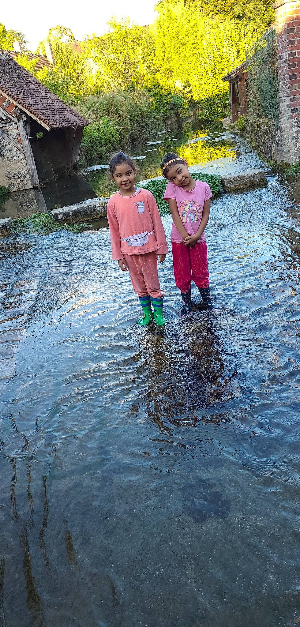 Emma Et Julia participe au concours pour gagner de l'argent avec cette photo : bank, botany, event, fun, geological_phenomenon, joy, lake, leaf, leisure, people_in_nature, person, plant, recreation, stream, t_shirt, temple, toddler, tree, water, water_feature