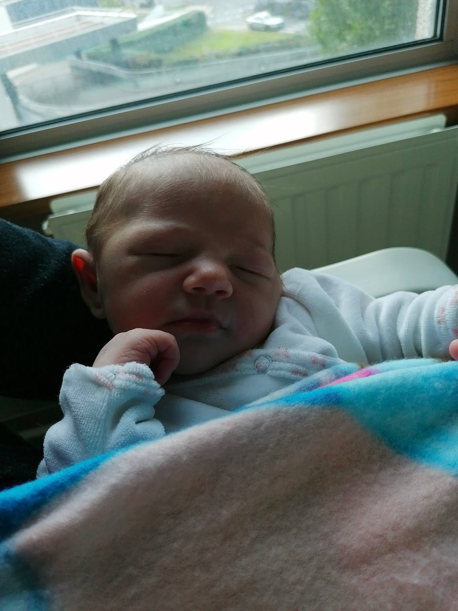 Lucy participe au concours pour gagner de l'argent avec cette photo : baby, baby_toddler_clothing, cheek, child, comfort, event, face, facial_expression, human, linens, mammal, mouth, nose, person, product, room, skin, thumb, toddler, vertebrate