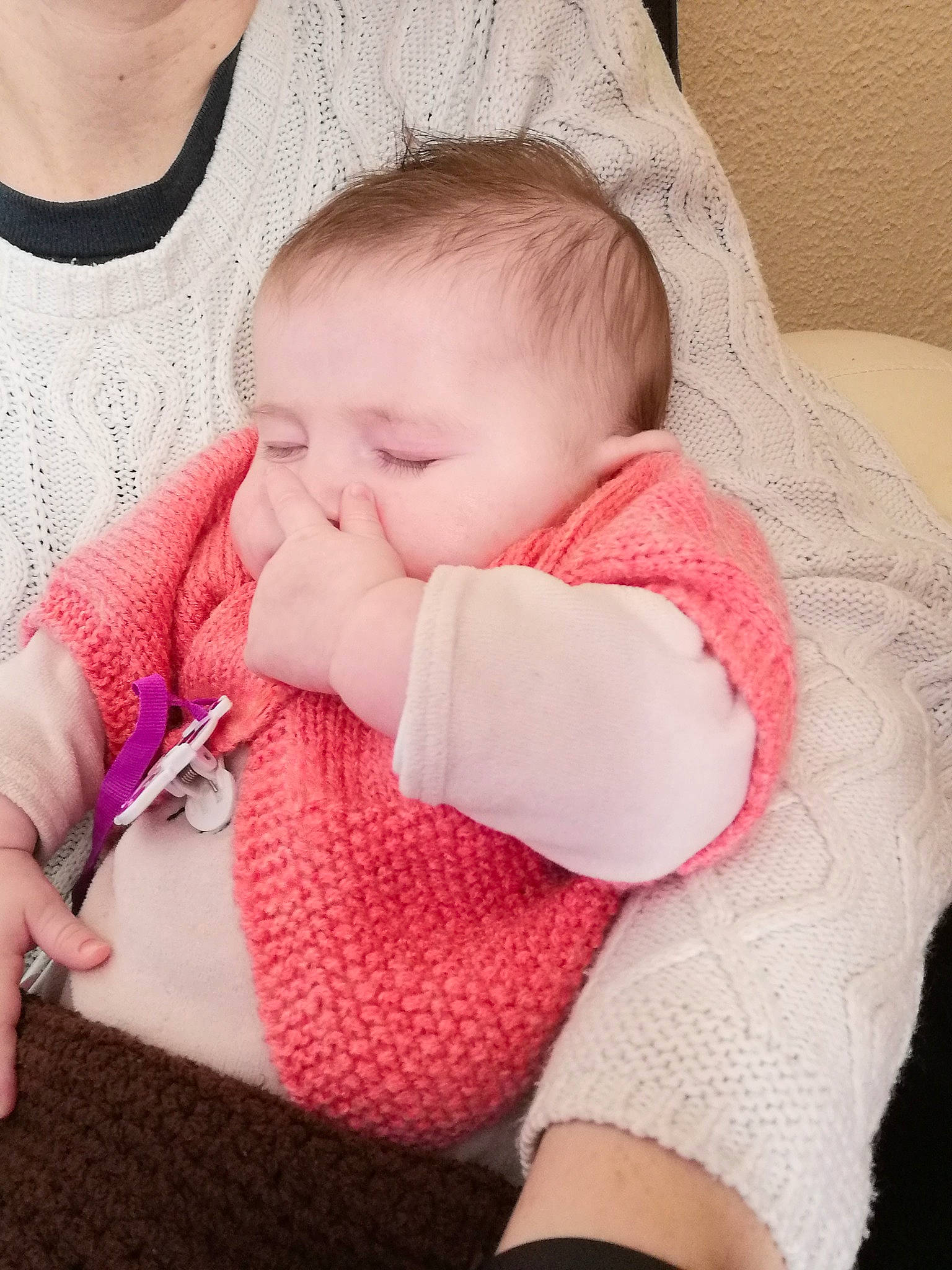 Lucy a rejoint le concours — aidez-le/la à gagner de superbes lots ! baby, baby_sleeping, baby_toddler_clothing, cheek, collar, comfort, eyelash, finger, gesture, head, iris, lip, mouth, nail, neck, person, pink, shoulder, skin, sleeve