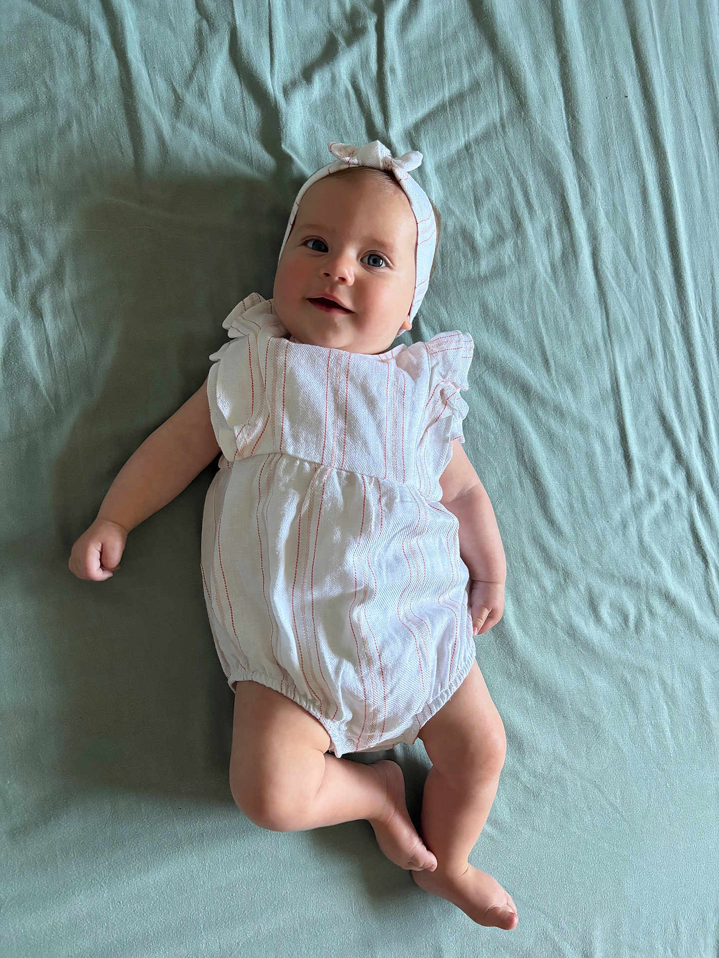 Lyloo a rejoint le concours — aidez-le/la à gagner de superbes lots ! baby, infant, smiling, headband, romper, clothing, lying_down, blanket, soft_texture, cute, child, person, skin, legs, arms, face, happy, indoors, portrait, playful
