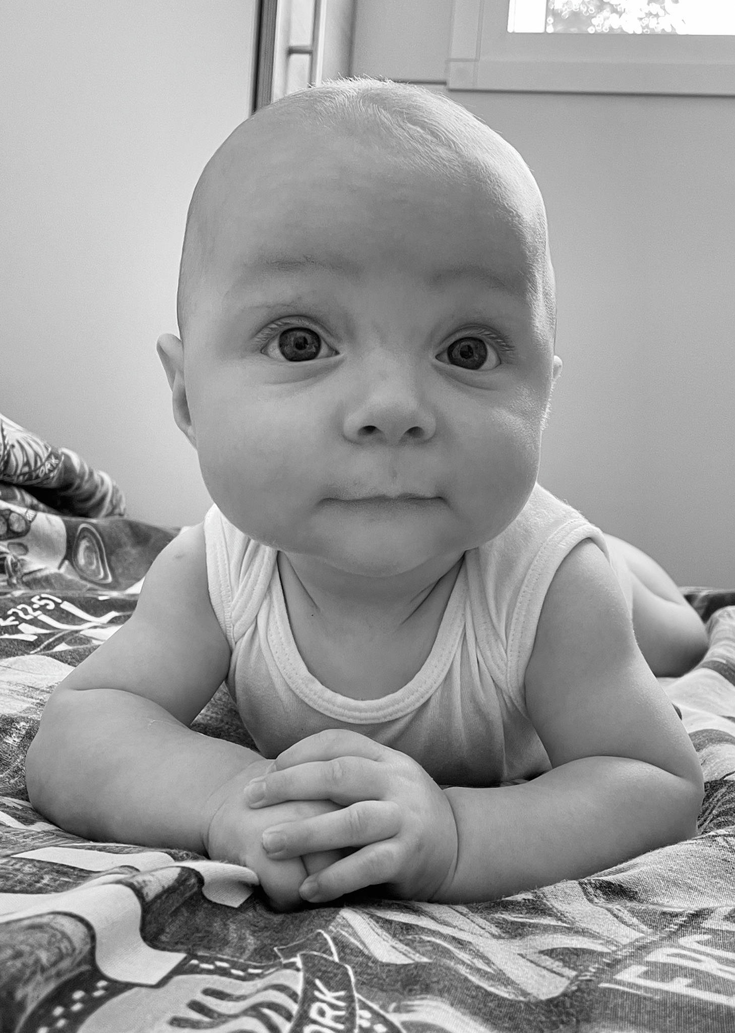 Lyna participe au concours pour gagner de l'argent avec cette photo : baby, baby_toddler_clothing, black, black_and_white, cheek, finger, flash_photography, floor, flooring, grey, happy, human, iris, mouth, nose, person, photograph, skin, smile, style