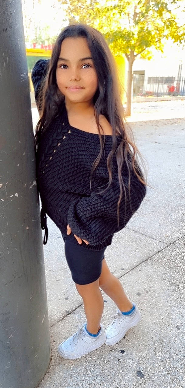 Eya participe au concours pour gagner de l'argent avec cette photo : black_hair, blazer, cool, denim, electric_blue, fashion_design, human_leg, joint, joy, knee, leg, neck, person, plaid, shoulder, sleeve, smile, t_shirt, tartan, thigh