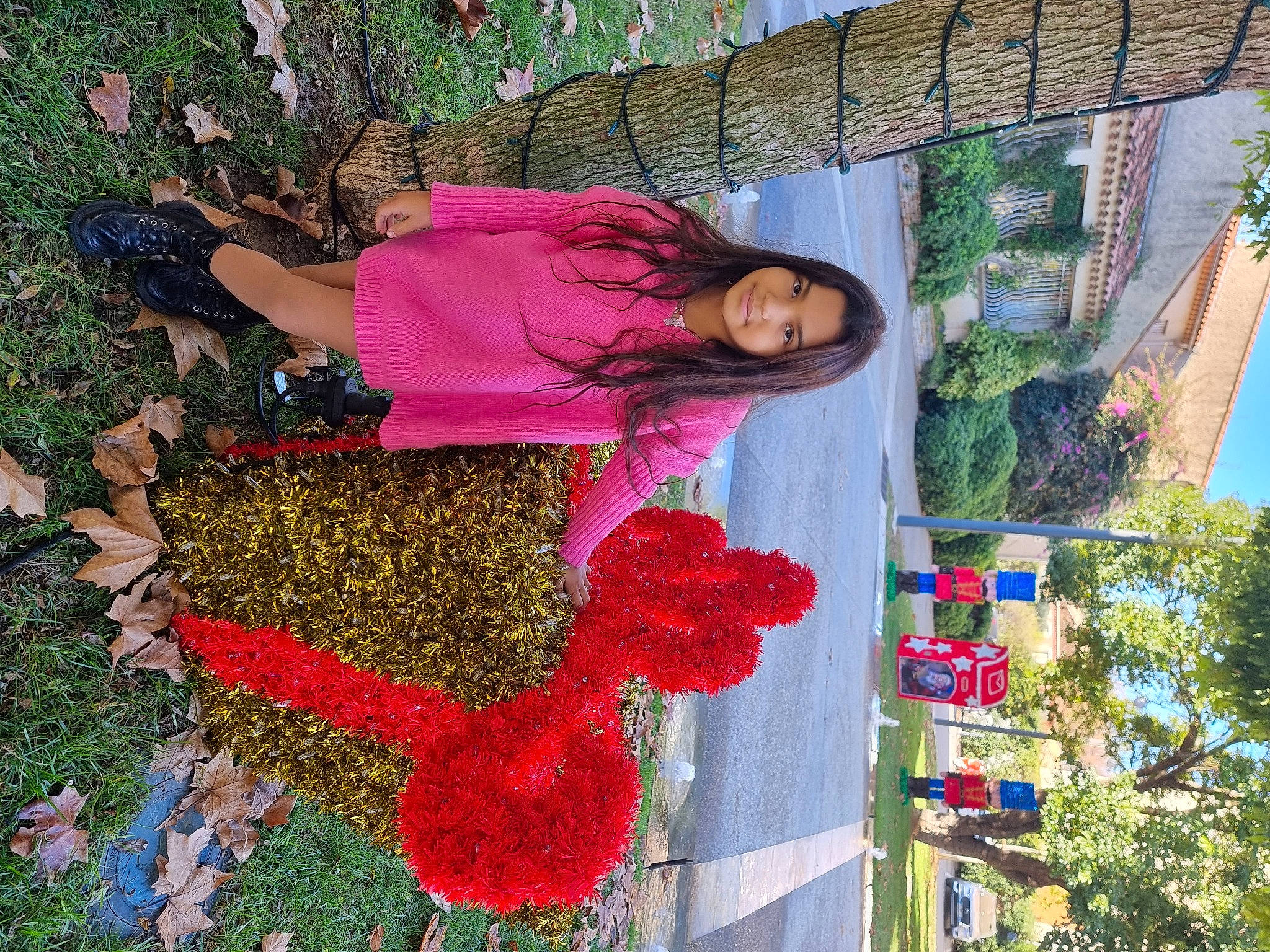 Eya a rejoint le concours — aidez-le/la à gagner de superbes lots ! annual_plant, art, botany, facade, fun, garden, grass, green, joy, leisure, magenta, organism, pattern, people_in_nature, person, plant, red, shrub, smile, spring