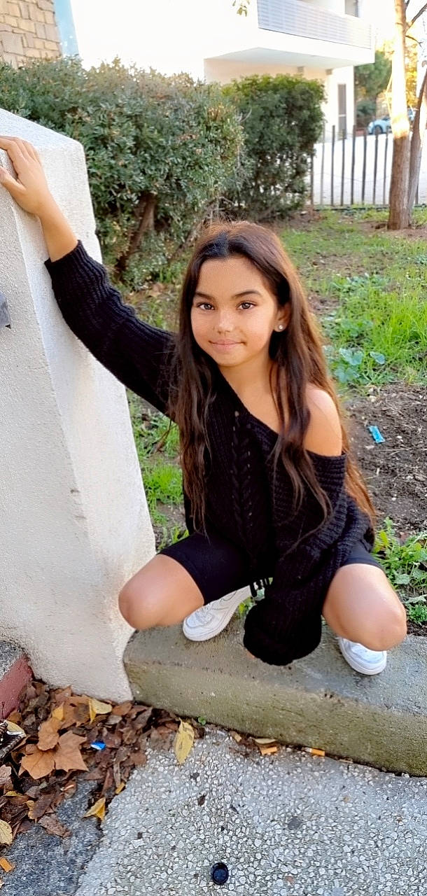 Eya participe au concours pour gagner de l'argent avec cette photo : black_hair, cool, finger, flash_photography, gesture, grass, hairstyle, happy, joint, joy, knee, lip, long_hair, people_in_nature, person, plant, shoulder, smile, textile, thigh