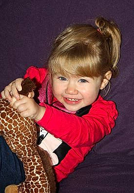 Lyna a rejoint le concours — aidez-le/la à gagner de superbes lots ! arm, brown_hair, child, child_model, ear, fawn, finger, giraffe, giraffidae, joy, neck, person, thumb, toddler