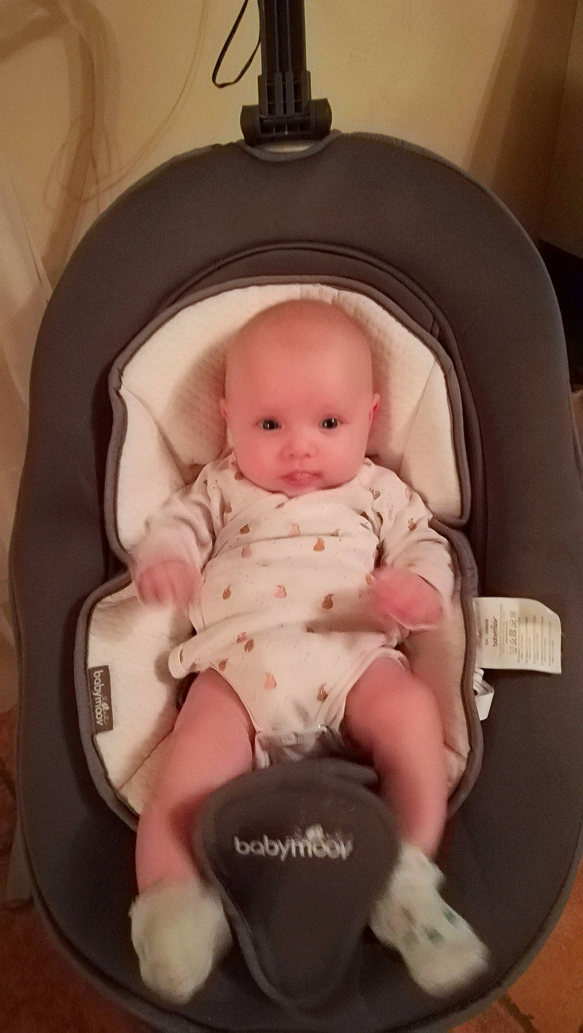 Noémie a rejoint le concours — aidez-le/la à gagner de superbes lots ! baby, baby_carriage, baby_products, baby_safety, baby_sleeping, baby_toddler_clothing, chair, cheek, comfort, face, head, human_body, infant_bed, lap, person, pink, product, sitting, thigh, toddler