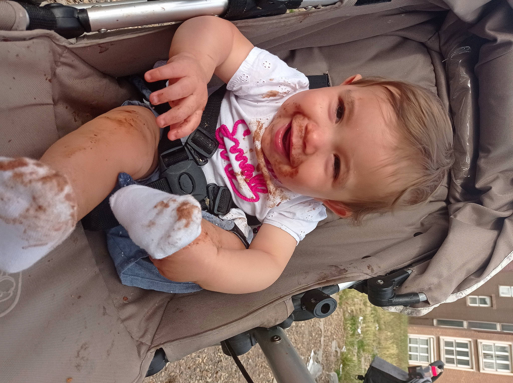 Lalie participe au concours pour gagner de l'argent avec cette photo : auto_part, baby, baby_carriage, baby_products, baby_toddler_clothing, car_seat, child, comfort, event, fun, grass, hairstyle, happy, hat, joy, mouth, person, sitting, skin, smile