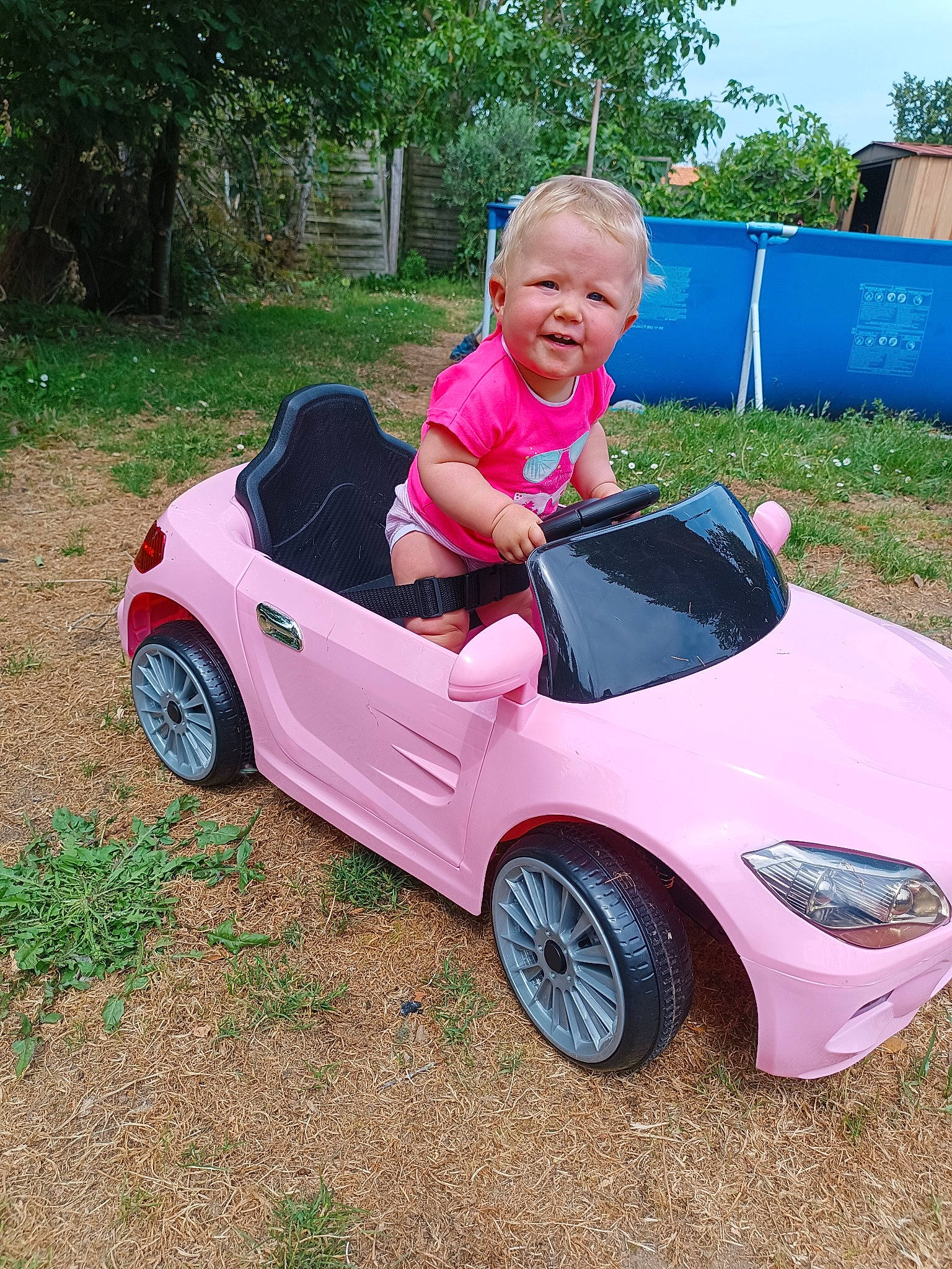 Innaya participe au concours pour gagner de l'argent avec cette photo : alloy_wheel, automotive_design, automotive_exterior, automotive_tire, automotive_wheel_system, bumper, car, fender, grass, hood, hubcap, joy, motor_vehicle, person, personal_luxury_car, plant, rim, tire, tree, vehicle