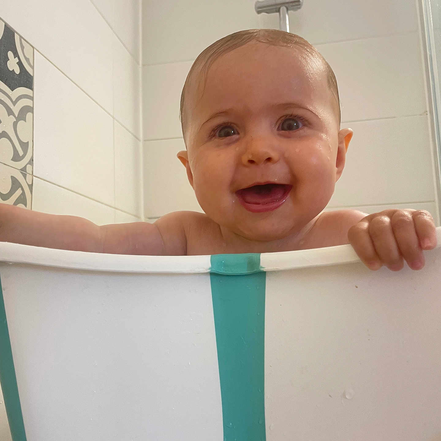 Rosa a rejoint le concours — aidez-le/la à gagner de superbes lots ! baby, bath, bathtub, child, cute, face, happy, indoors, infant, joyful, kid, person, playful, portrait, skin, smile, tiled_wall, water, wet, young