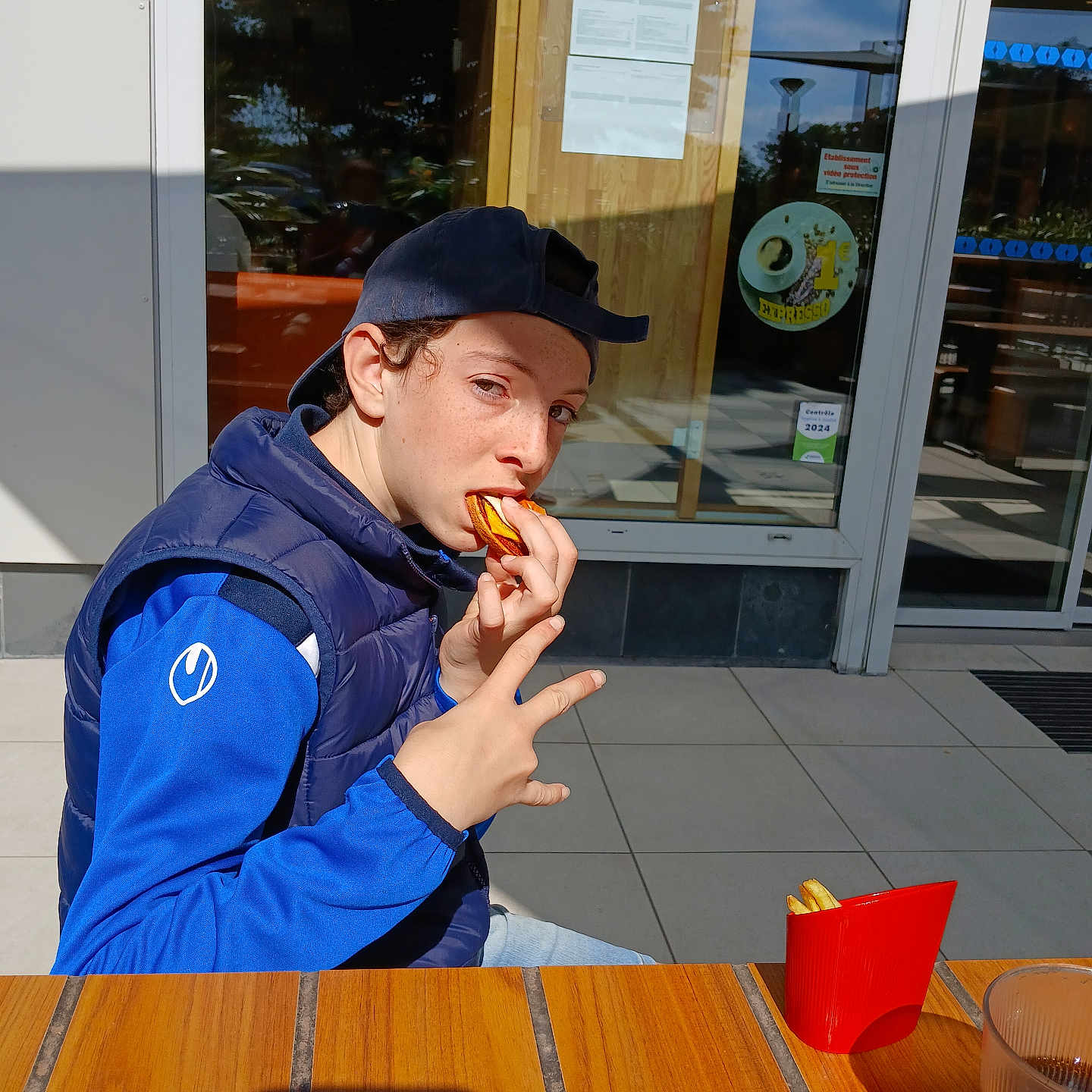 Paloma a rejoint le concours — aidez-le/la à gagner de superbes lots ! bodypart, boy, clothing, cup, desk, eating, face, finger, food, furniture, hand, hardwood, hat, head, male, person, pizza, table, teen, wood