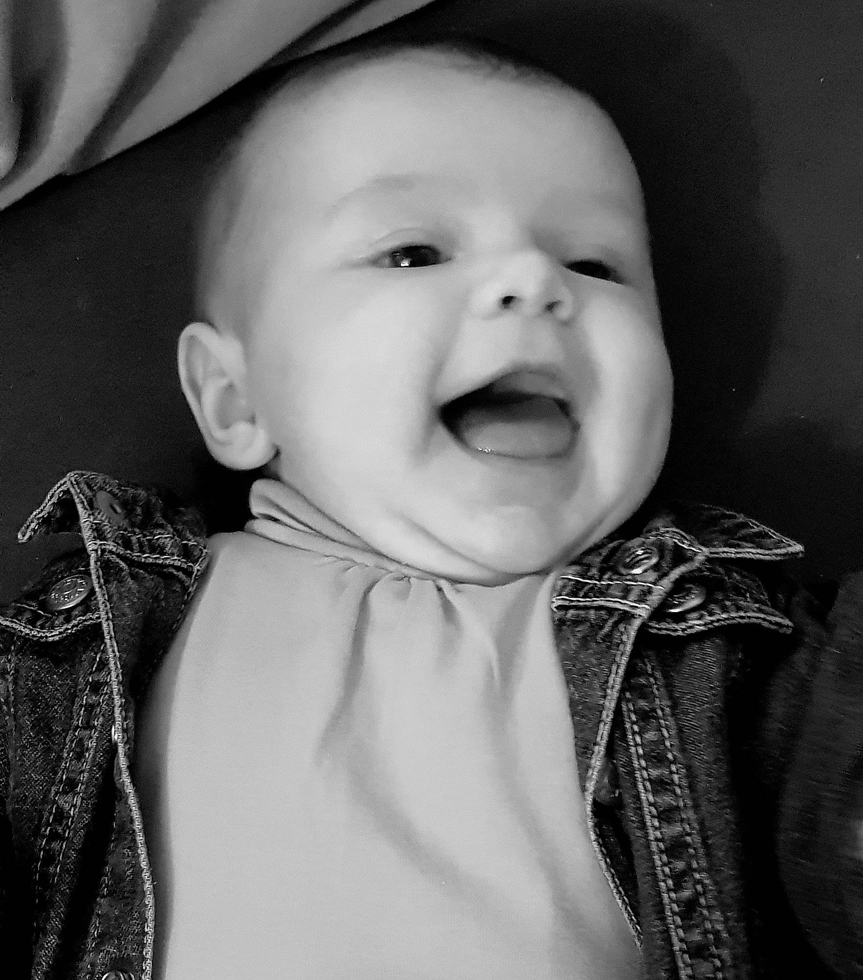 Lyah a rejoint le concours — aidez-le/la à gagner de superbes lots ! baby_toddler_clothing, black, cheek, comfort, facial_expression, flash_photography, grey, human, iris, lip, neck, nose, organ, outerwear, person, product, skin, sleeve, smile, standing