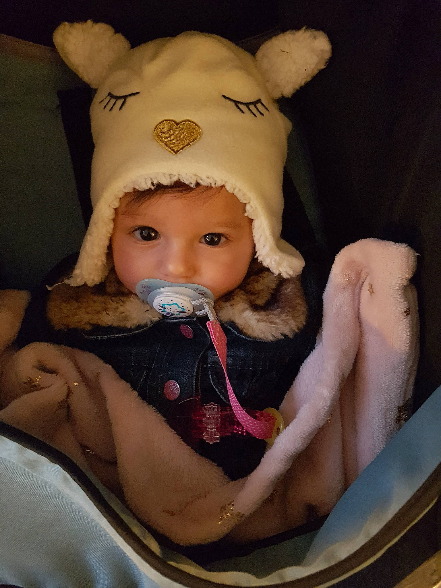 Melynna participe au concours pour gagner de l'argent avec cette photo : baby, baby_products, cheek, child, ear, eye, fawn, hat, head, headgear, headwear, joy, lip, mouth, person, pink, product, skin, toddler, toy