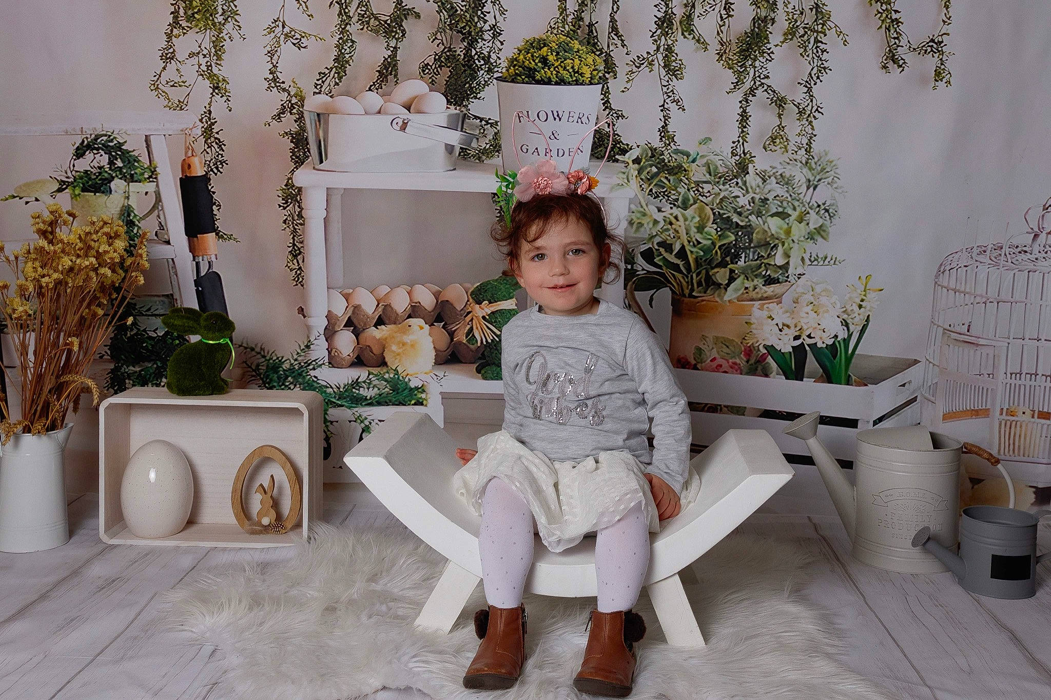 Liana participe au concours pour gagner de l'argent avec cette photo : chair, comfort, event, fashion_design, flooring, floral_design, flowerpot, home, house, houseplant, interior_design, joy, living_room, peach, person, plant, porcelain, room, sitting, textile