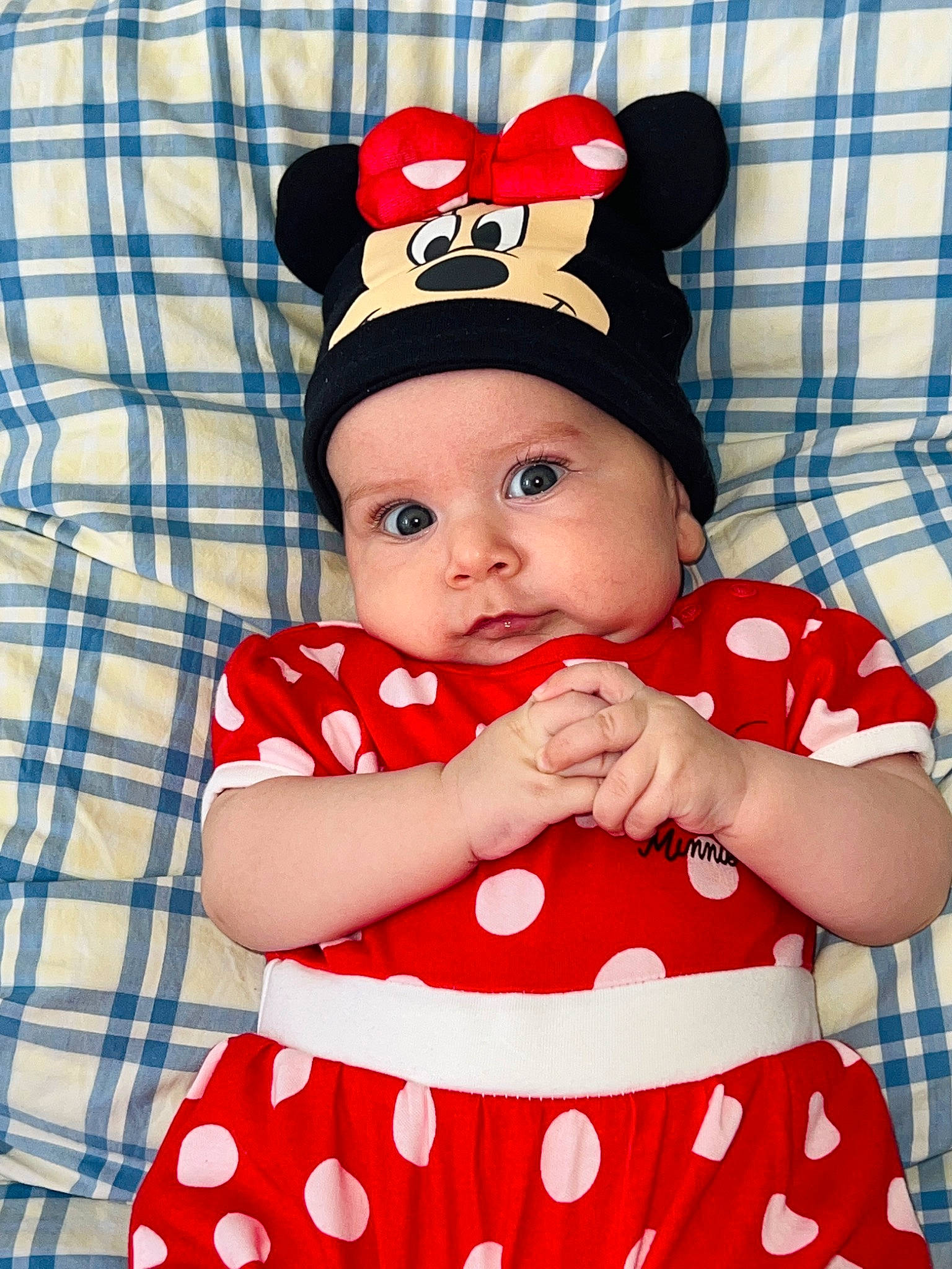 Eva a rejoint le concours — aidez-le/la à gagner de superbes lots ! baby, baby_toddler_clothing, cap, carmine, child, costume_hat, day_dress, event, happy, headwear, one_piece_garment, pattern, person, pink, plaid, product, red, sleeve, tartan, textile