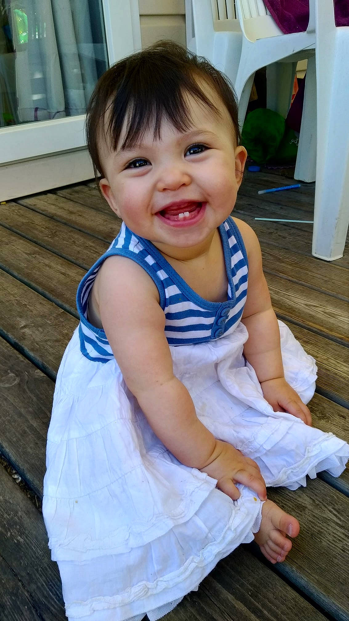 Renault Maï-lys participe au concours pour gagner de l'argent avec cette photo : beauty, boy, child, cool, day, eye, facial_expression, fun, girl, hairstyle, happiness, infant, joy, laughter, leg, person, product, sitting, skin, smile