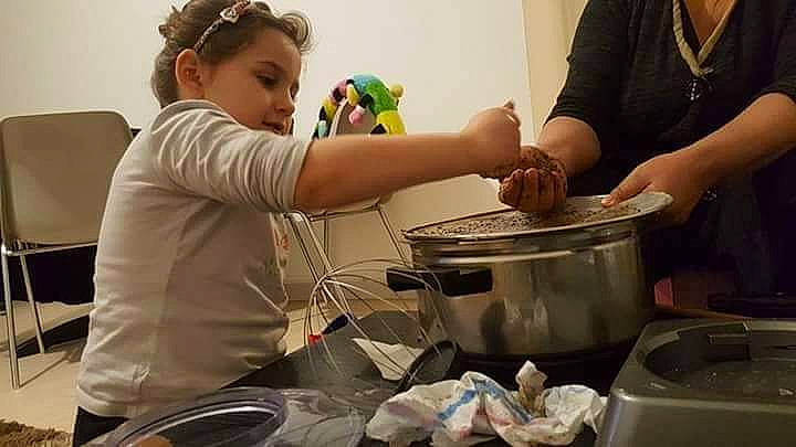 Eya participe au concours pour gagner de l'argent avec cette photo : baking, bowl, comfort_food, cook, cooking, cookware_and_bakeware, couch, countertop, cuisine, dish, food, fun, hairstyle, homemaker, kitchen, kitchen_appliance, person, recipe, room, service