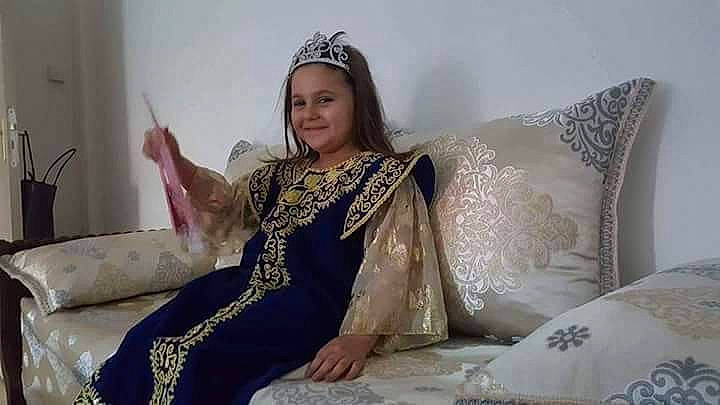 Eya a rejoint le concours — aidez-le/la à gagner de superbes lots ! black_hair, bridal_accessory, comfort, couch, dress, embellishment, fashion_design, formal_wear, fun, hair, hairstyle, happy, headpiece, headwear, jewellery, joy, long_hair, makeover, person, skin