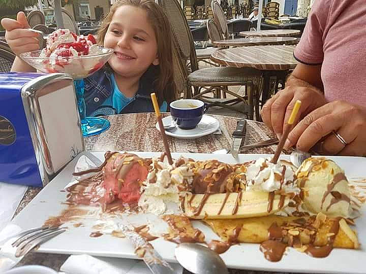 Eya participe au concours pour gagner de l'argent avec cette photo : belgian_waffle, chair, comfort_food, cuisine, dessert, dish, event, finger_food, food, fork, french_fries, ice_cream, ingredient, joy, junk_food, person, plate, recipe, smile, sweetness