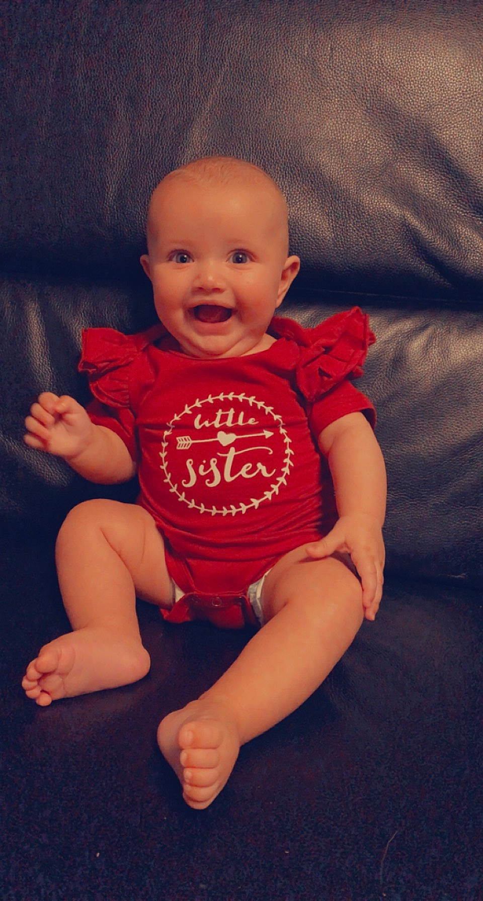 Jade a rejoint le concours — aidez-le/la à gagner de superbes lots ! arm, baby_toddler_clothing, cheek, chin, eye, face, gesture, hand, happy, head, human_body, leg, lip, mouth, nose, person, skin, sleeve, smile, stomach