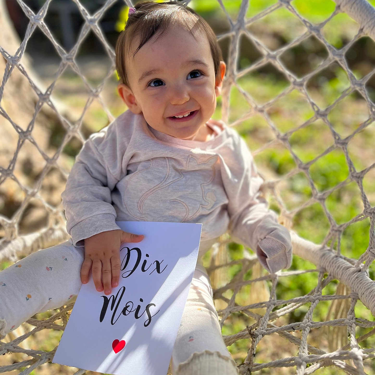 Giulia a rejoint le concours — aidez-le/la à gagner de superbes lots ! baby, baby_clothes, card, chair, child, clothing, cute, daylight, face, greenery, hammock, happy, infant, nature, outdoor, portrait, sign, sitting, smiling, sunlight