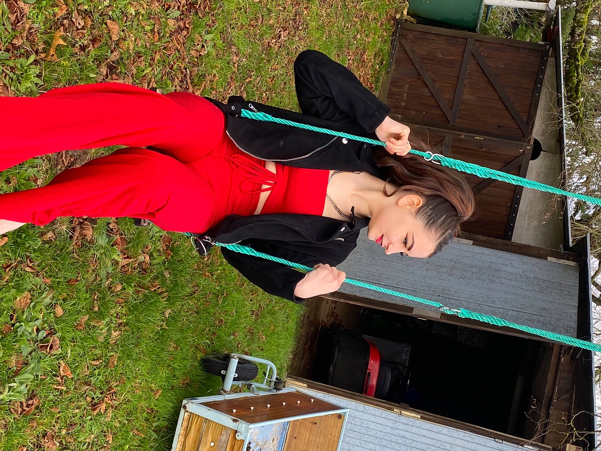 Alycia a rejoint le concours — aidez-le/la à gagner de superbes lots ! active_pants, balance, box, carmine, fun, grass, green, hat, joy, leisure, people_in_nature, person, recreation, shipping_box, sportswear, sweatpant, thigh