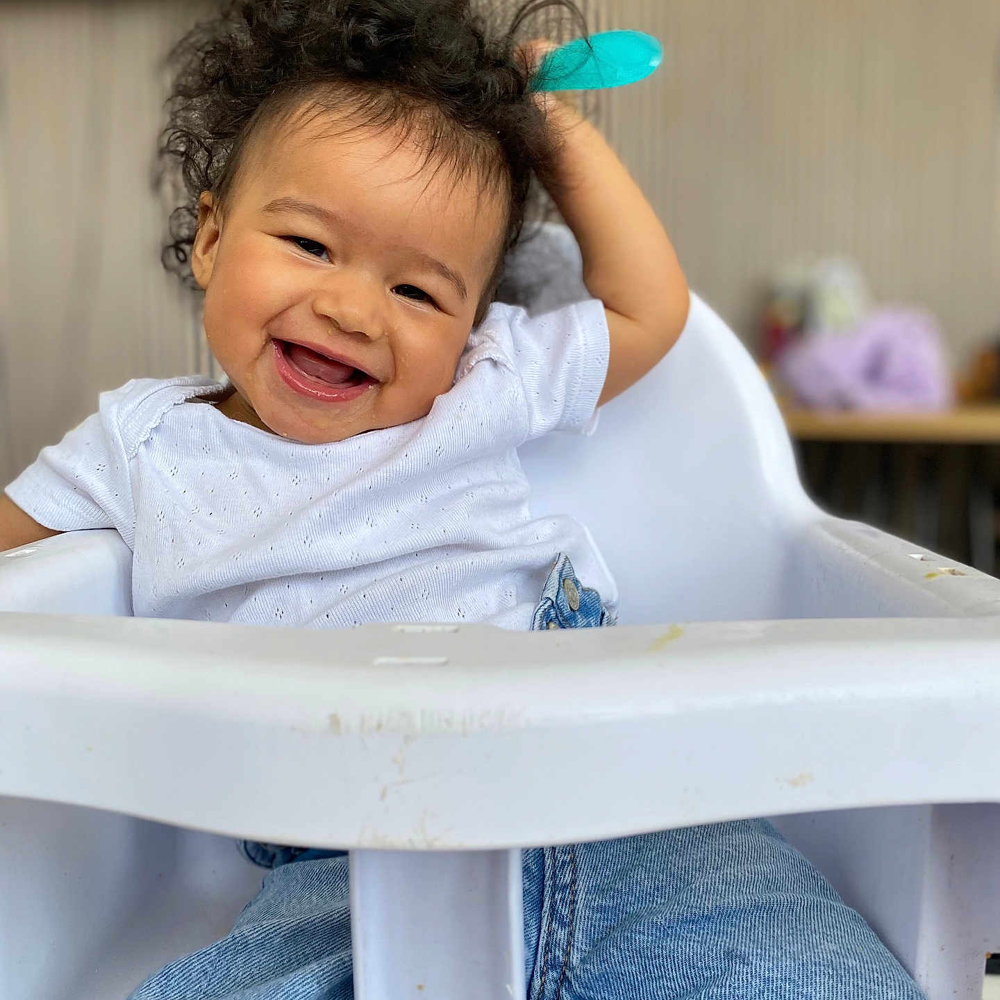 Massiré participe au concours pour gagner de l'argent avec cette photo : baby, babylaughing, chair, clothing, face, furniture, happy, head, jeans, laughing, pants, person, photography, portrait, smile