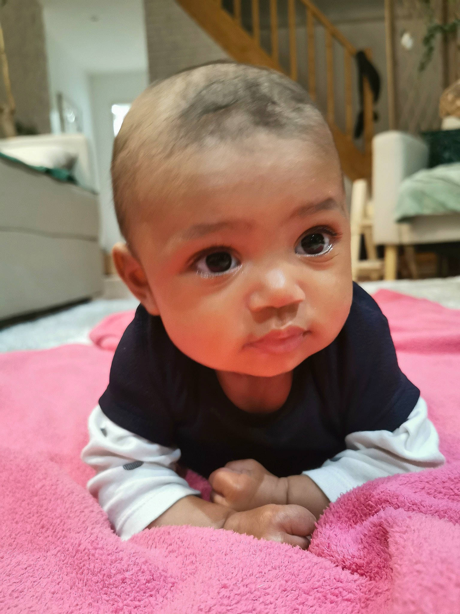 Soleïna participe au concours pour gagner de l'argent avec cette photo : baby, beauty, cheek, child, chin, eye, face, finger, forehead, head, lip, mouth, nose, person, pink, room, sitting, skin, smile, toddler