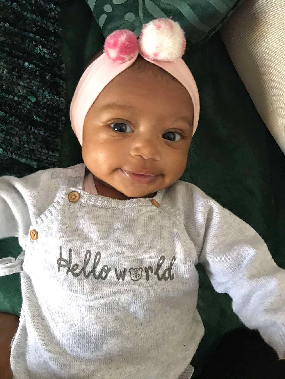 Soleïna participe au concours pour gagner de l'argent avec cette photo : baby, baby_toddler_clothing, cheek, child, hair_accessory, head, headwear, joy, person, skin, toddler