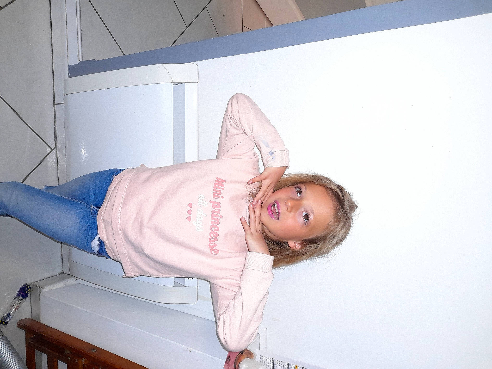 Lyna participe au concours pour gagner de l'argent avec cette photo : abdomen, bench, comfort, elbow, fashion_design, flash_photography, happy, human_leg, knee, person, photo_shoot, room, sitting, skin, stairs, thigh, waist