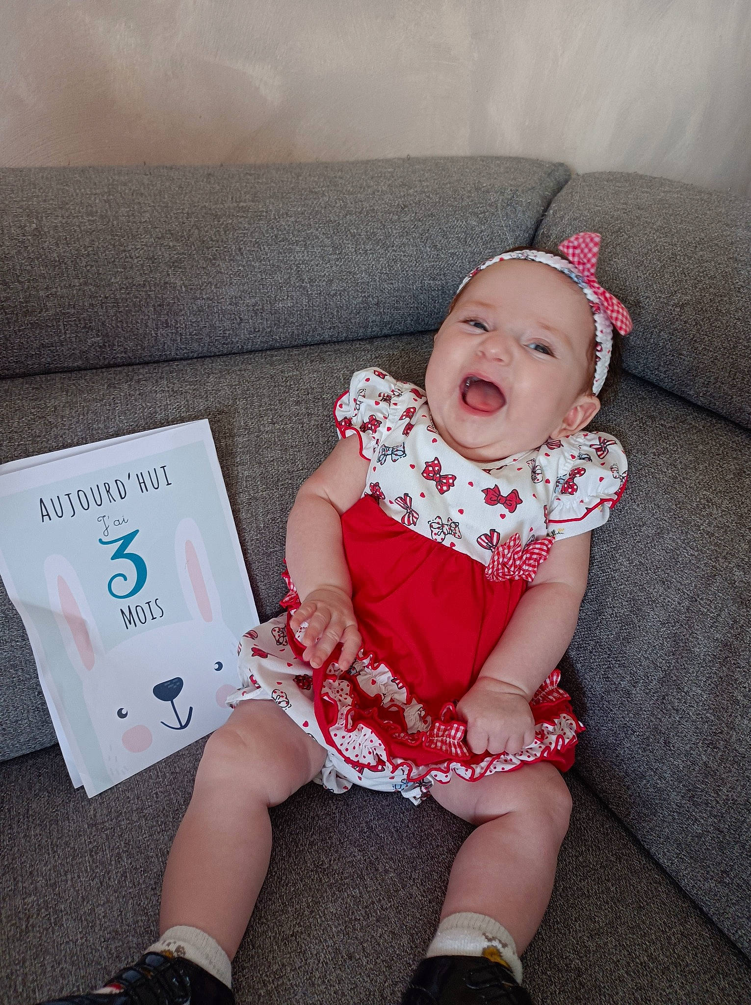 Milya participe au concours pour gagner de l'argent avec cette photo : baby, baby_toddler_clothing, dress, eye, face, fashion, finger, flash_photography, happy, headwear, knee, lap, leg, pattern, person, pink, shoe, skin, sleeve, smile